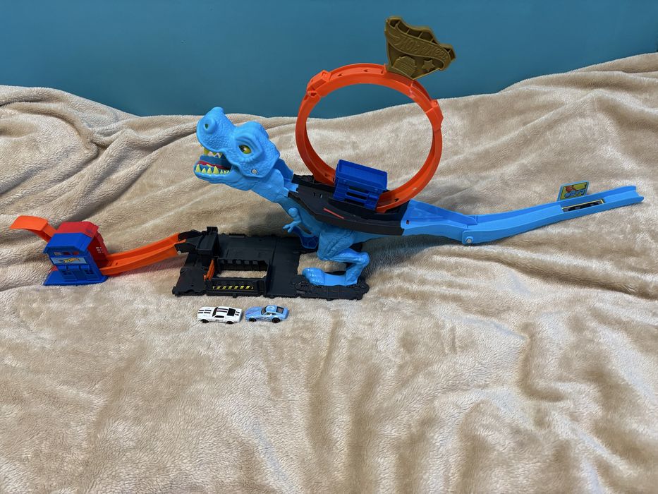 Hot wheels pętla t rexa z dwoma samochodzikami