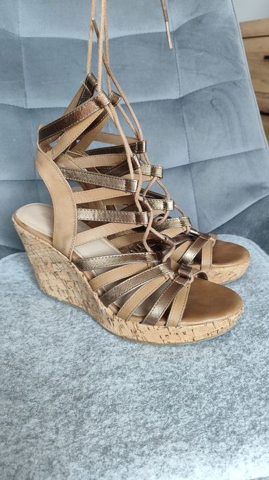 Sandały na koturnie