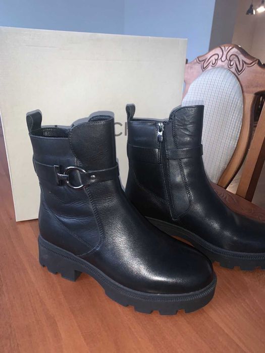 Чоботи жіночі новенькі не ношені