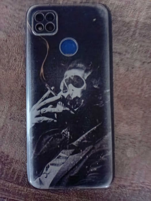 Редмі 9 с нфс є невелика тріщинка на екрані