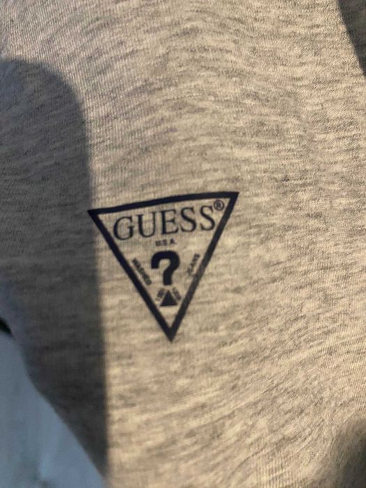 Koszulka Guess w kolorze szarym. Rozmiar L