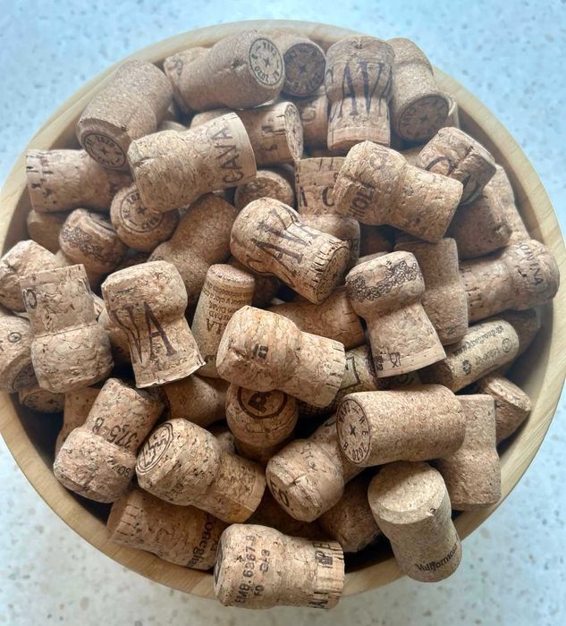 У продажу   Корок (шампанський та винний) — оригінальна пробка