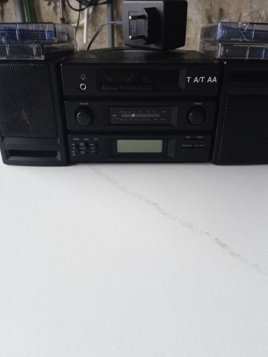 Telefone antigo+leitor de cassetes+máquina fotográfica antiga.