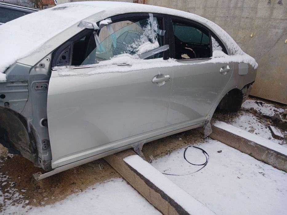 Тойта авенсіс двері т 25 03-08