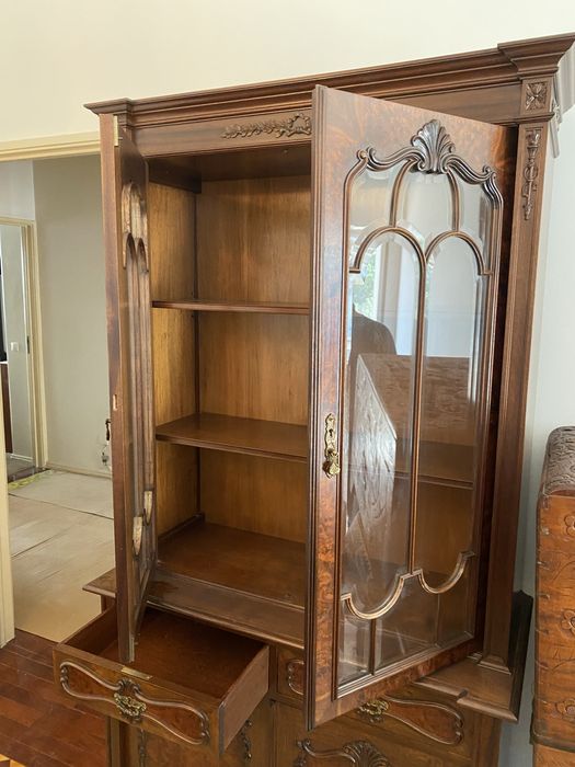 Cristaleira de Madeira Maciça