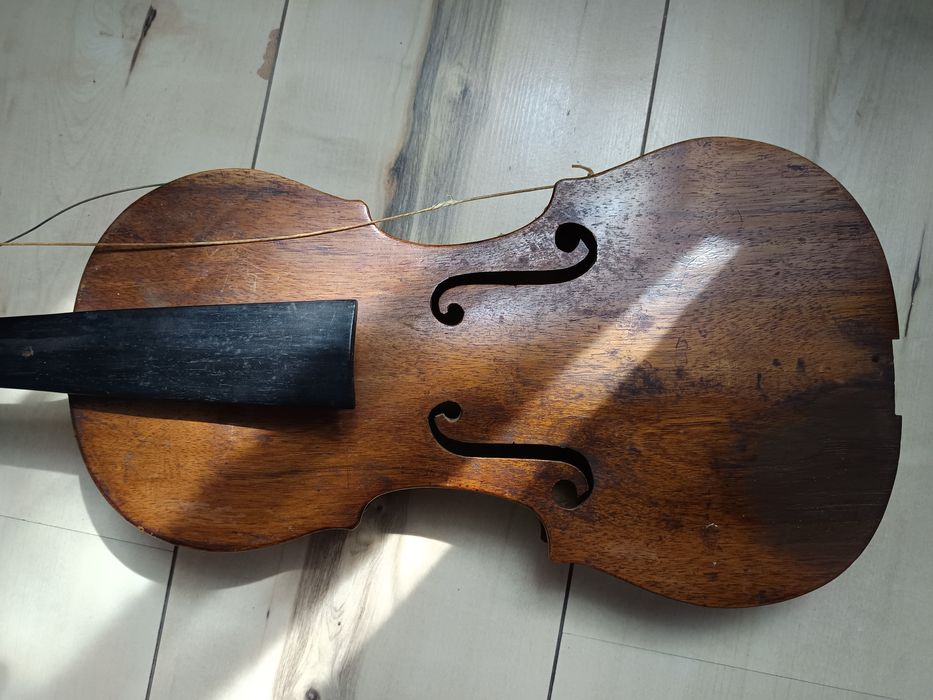 Unikatowe skrzypce z 1759 roku – włoskie pochodzenie, przed renowacją