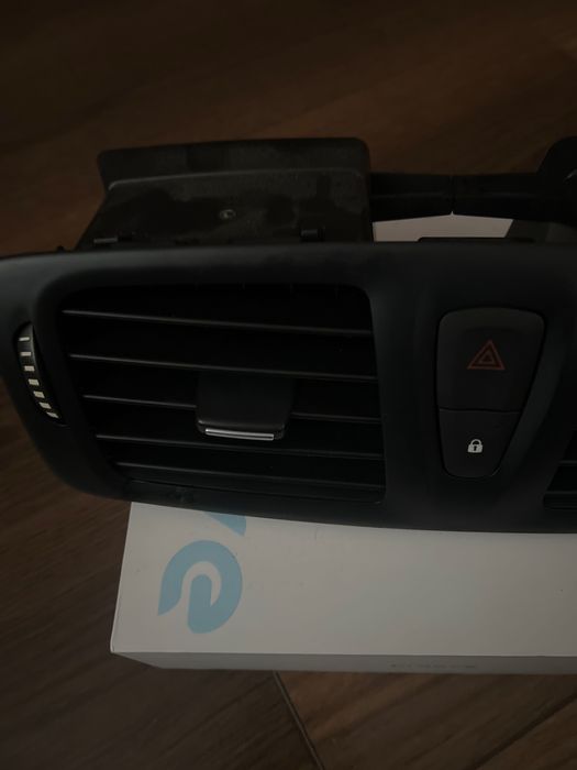 Рено Меган 3 дефлектор центрального повітряпроводу