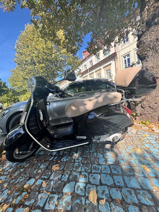 Vespa 250 GTS ie ABS, preto com mala