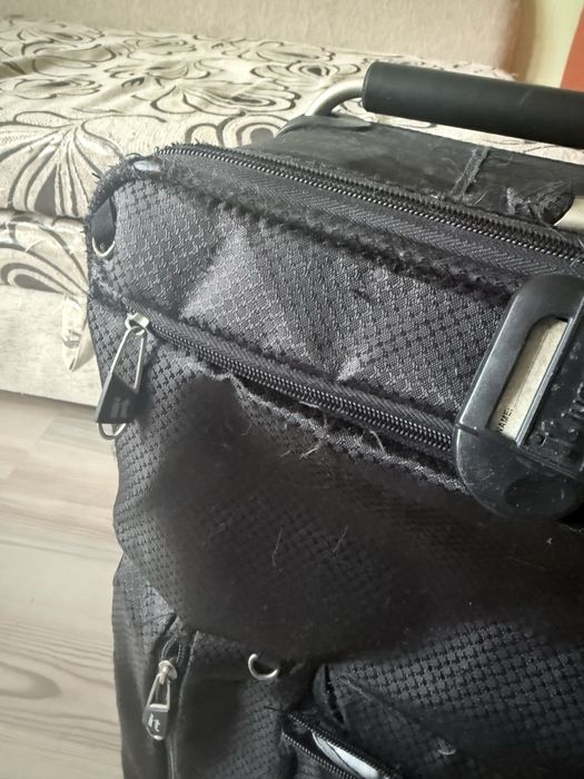 Чорна валіза компактна