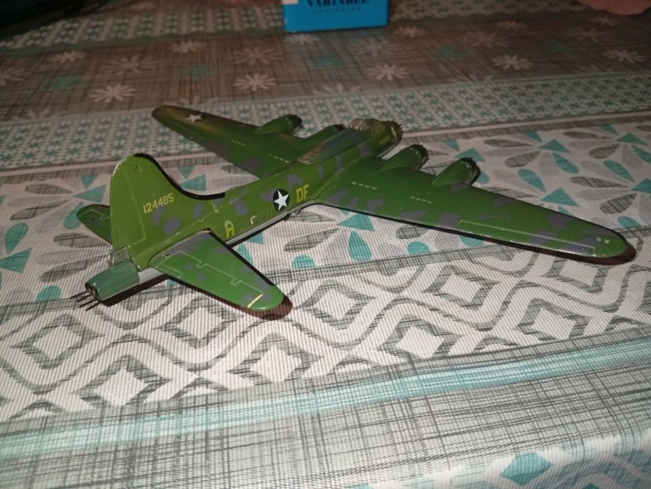 Модель літака B-17 в масштабі 1:144