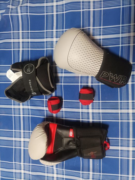 Luvas boxe e peso de pernas