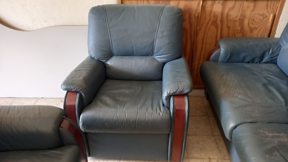 Vendo sofá individual em pele, muito barato.