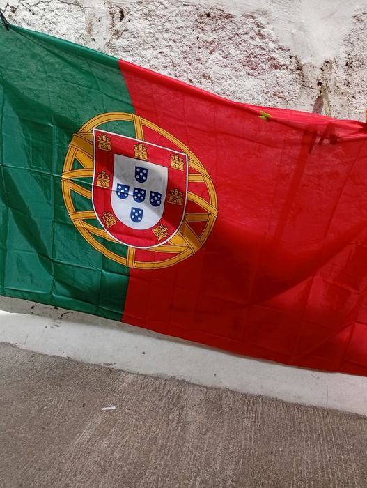 Super e única bandeira de Portugal com 2.45 largura e 1.60 altura incrível.