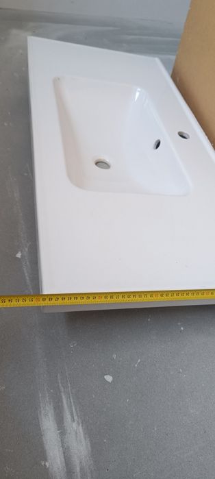 Duża umywalka ceramiczna z odplywem