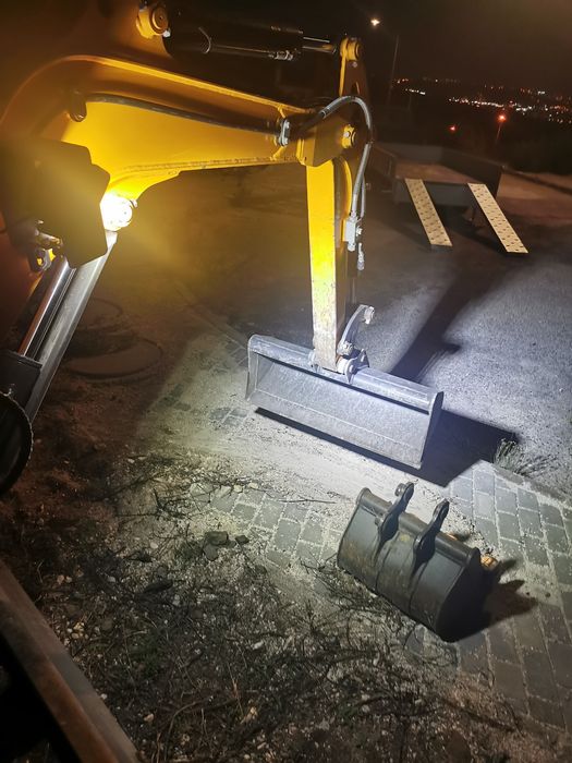 Aluguer / serviços de mini giratória e trator