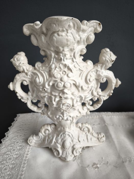 Piękny żeliwny wazon.