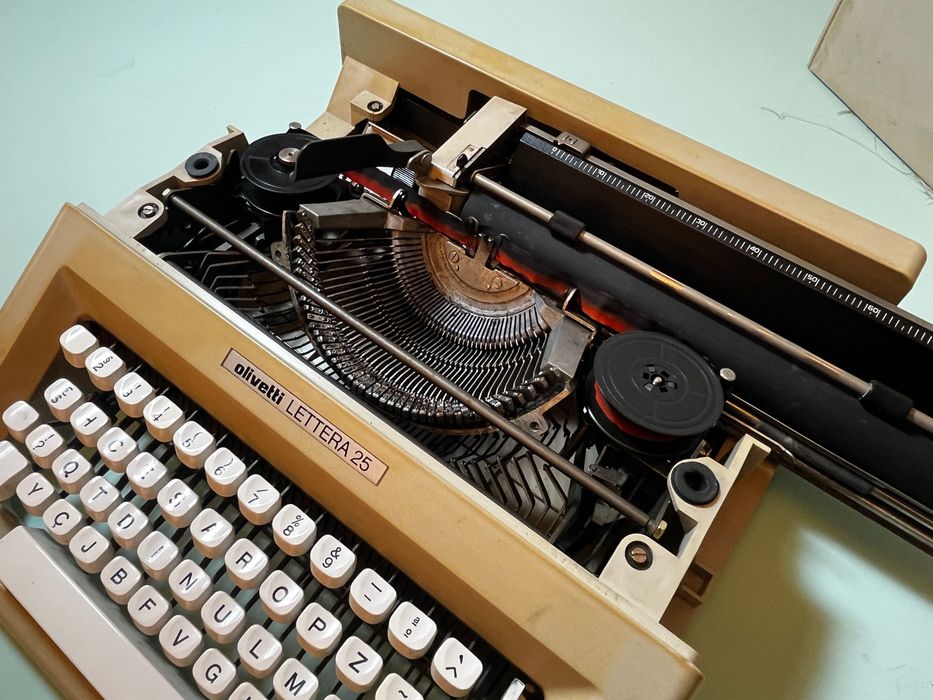 Máquina de Escrever Olivetti Lettera 25