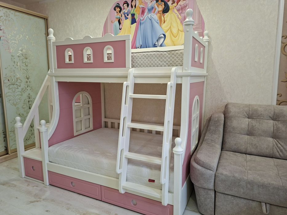 Двоповерхове ліжко замок.