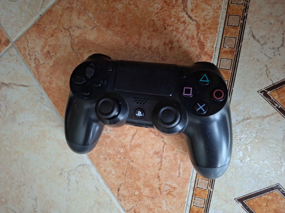 Playstation 4 500Gb com 1 comando e 4 jogos