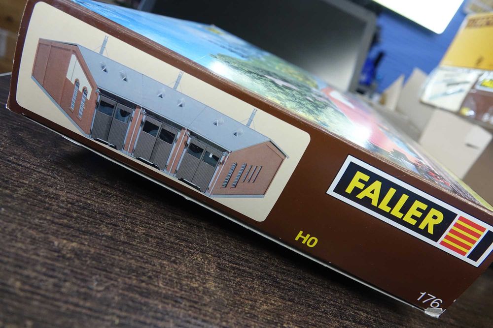 Faller lokomotywownia wachlarzowa HO 176
