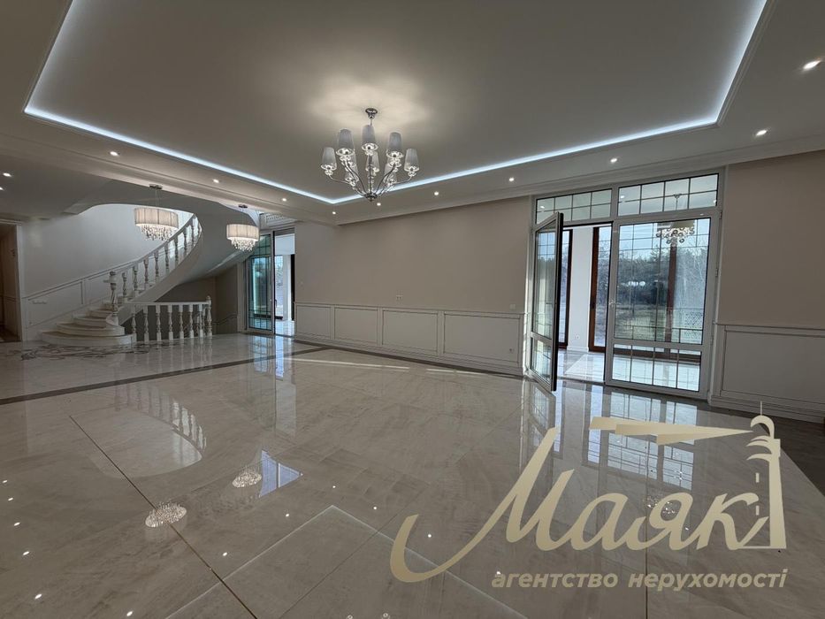 Продаж будинку площею 418,6 м² з виходом до води на ділянці 50 соток у КМ Dream Village, с. Лебедівка