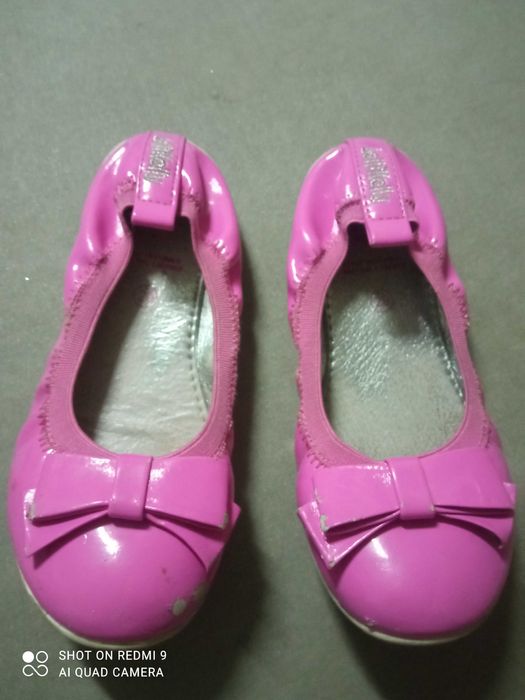 Sabrinas verniz rosa  com aplicação de laço da Lelli Kelly