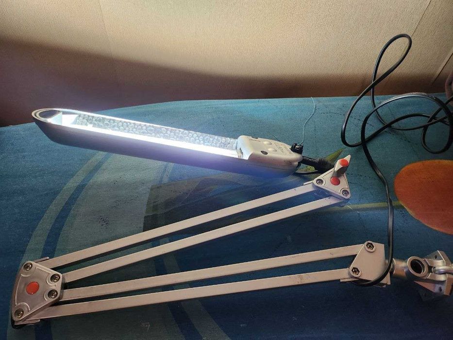 Настільна лампа денного світла на струбцині