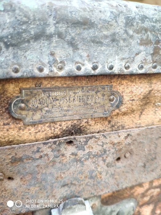 Mala antiga em bom estado de conservação