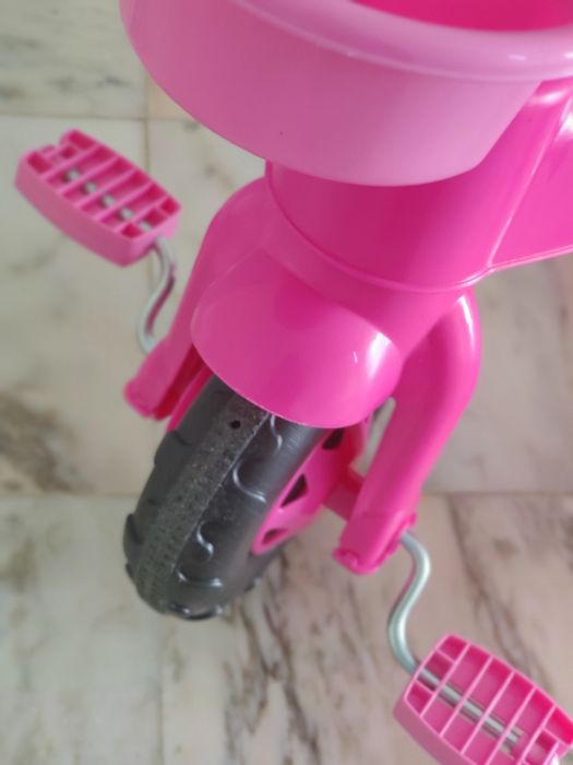 Triciclo menina - até 4 anos - praticamente novo.