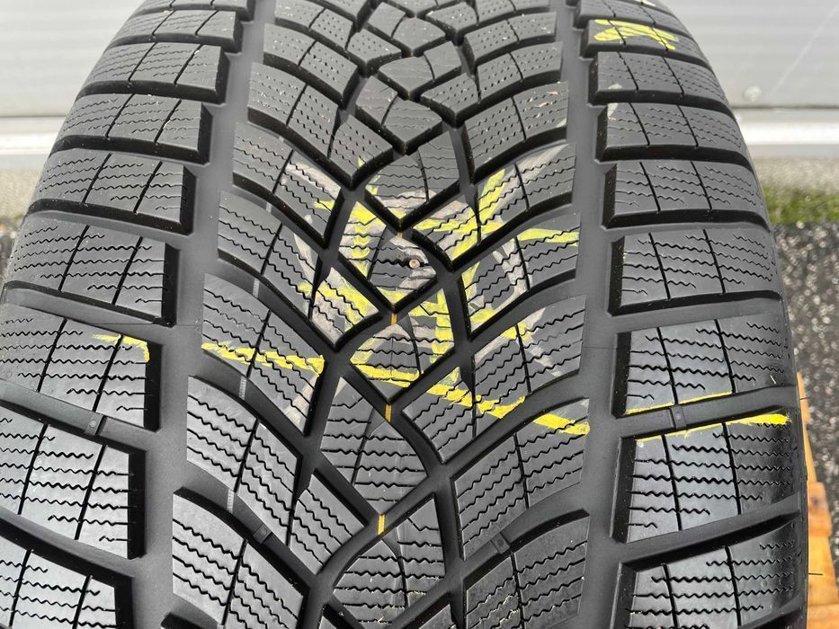 1 x Opona zimowa 295/35/21 GoodYear Ultra Grip performance+ - XL 7,9mm
