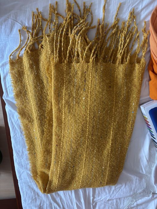 Cachecol amarelo com brilhos e franjas
