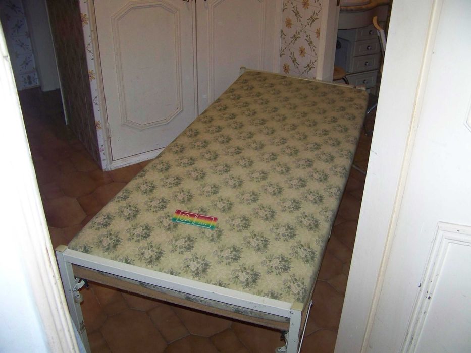 cama 1,80 m com pernas articuladas para rebaixar e arrumar