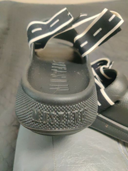 Жіночі сандалі дуже легкі та зручні. Резинка регулюється по ніжці .