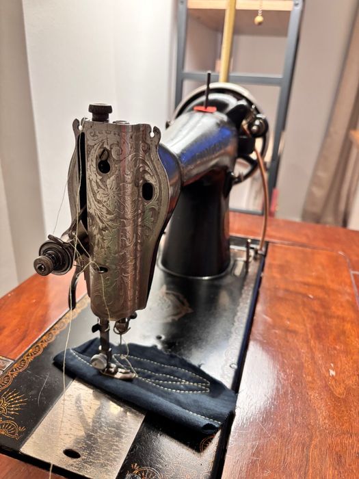 Máquina de coser singer a funcionar