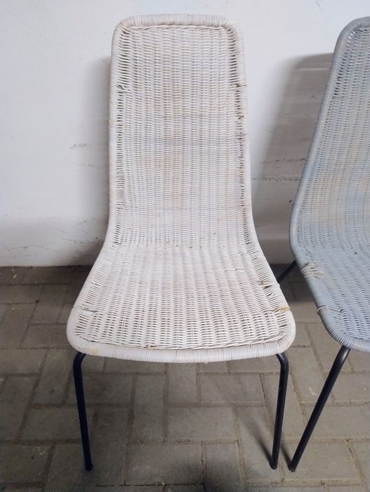 Dwa krzesła wiklinowe