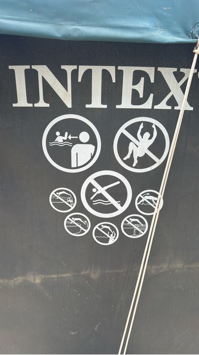 Piscina INTEX 549x274x132cm  model A18x9x52