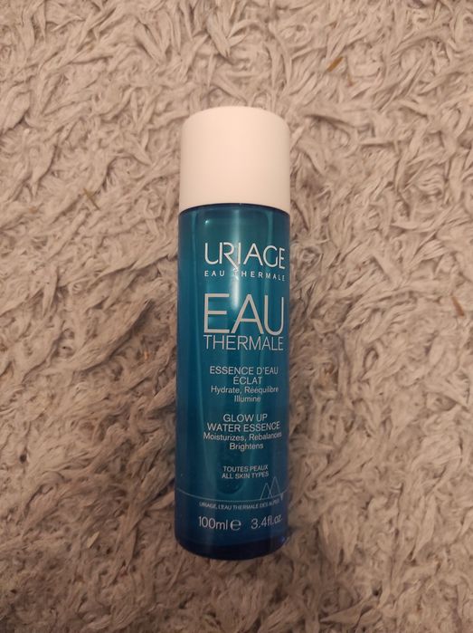 Rozświetlająca esencja do twarzy firmy Uriage