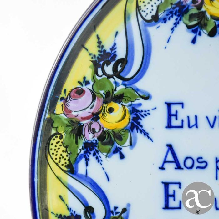 Grande Prato falante em faiança E.P.L. Alcobaça Lda, com poema