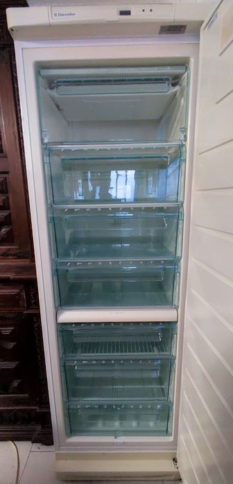 Arca vertical Electrolux
