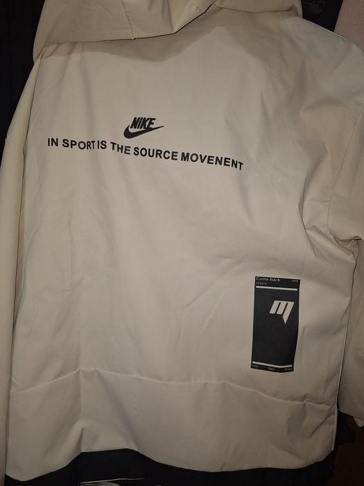 Продам новую курточку Nike