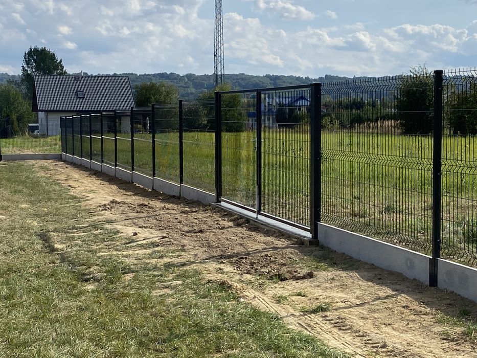 Montaż paneli ogrodzeniowych