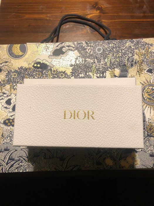 Karton Dior ze złotym logiem