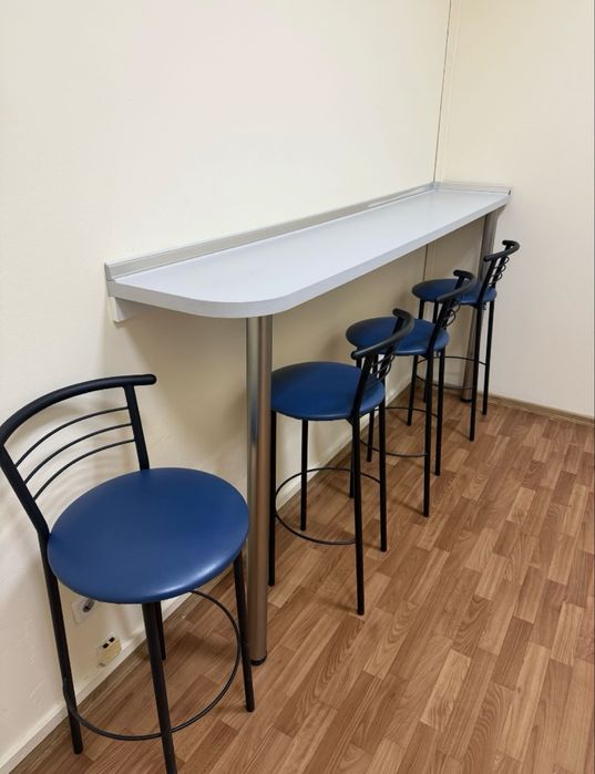 Барні стільці та стільниця