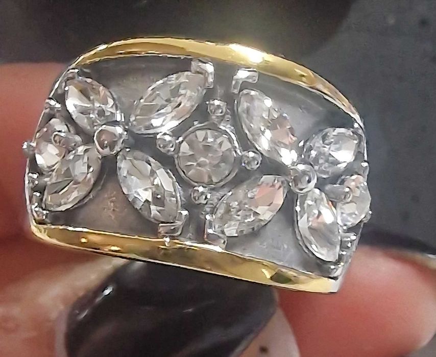 Anel modelo tashi com pedras