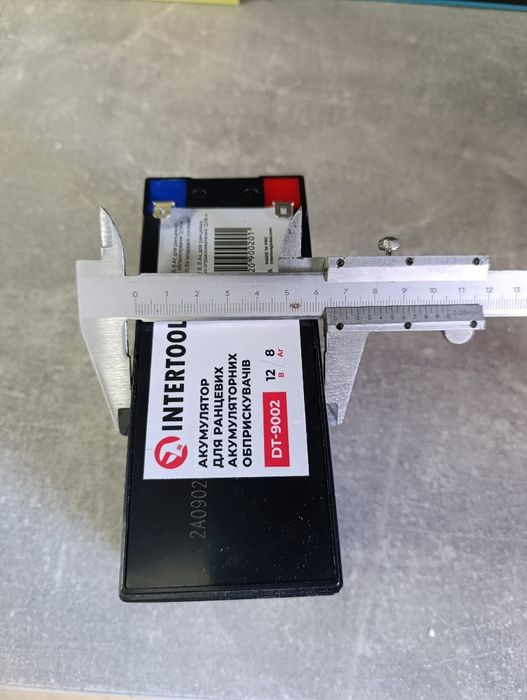 Батарея . акумулятор з робочою напругою 12 В і ємністю 8 А