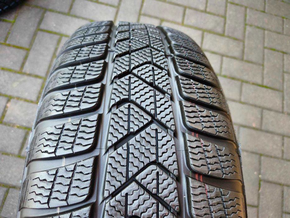 205/50 93H R17 PIRELLI Sottozero 3 AO1 2025r 7.5mm Zimowe Opony 2szt