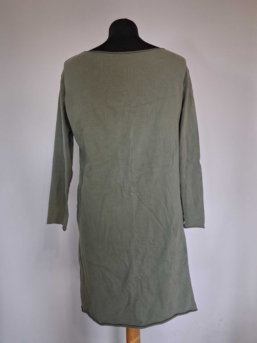 Sukienka khaki z dużym białym kwiatem - 100% bawełna