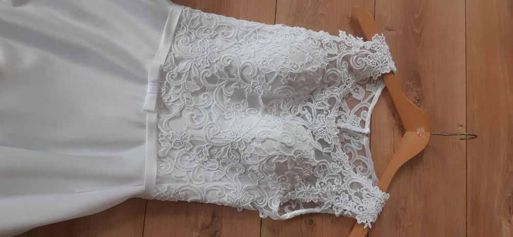 Skromna klasyczna biała suknia ślubna