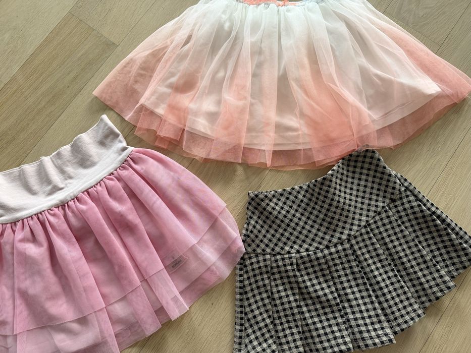 Trzy spodniczki, rozm. 122, 128