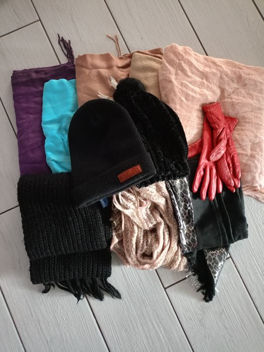 Zestaw szalików i czapek